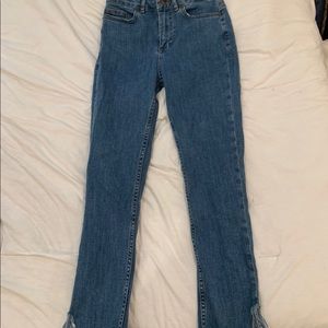 Subdued blue skinny jeans with fray/fringe details